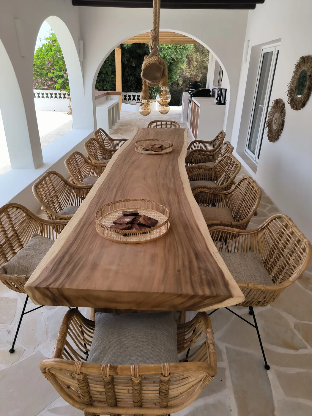 Mesa de madera maciza a medida en una vivienda ibicenca
